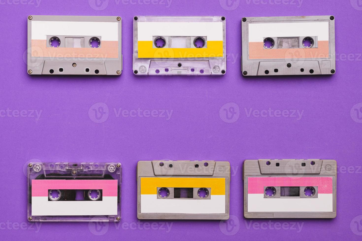 raccolta di cassette su sfondo viola. foto