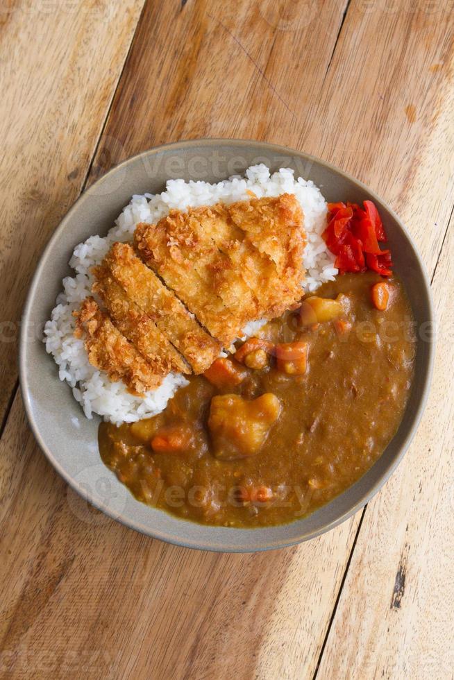 cibo giapponese. curry di maiale fritto con riso foto