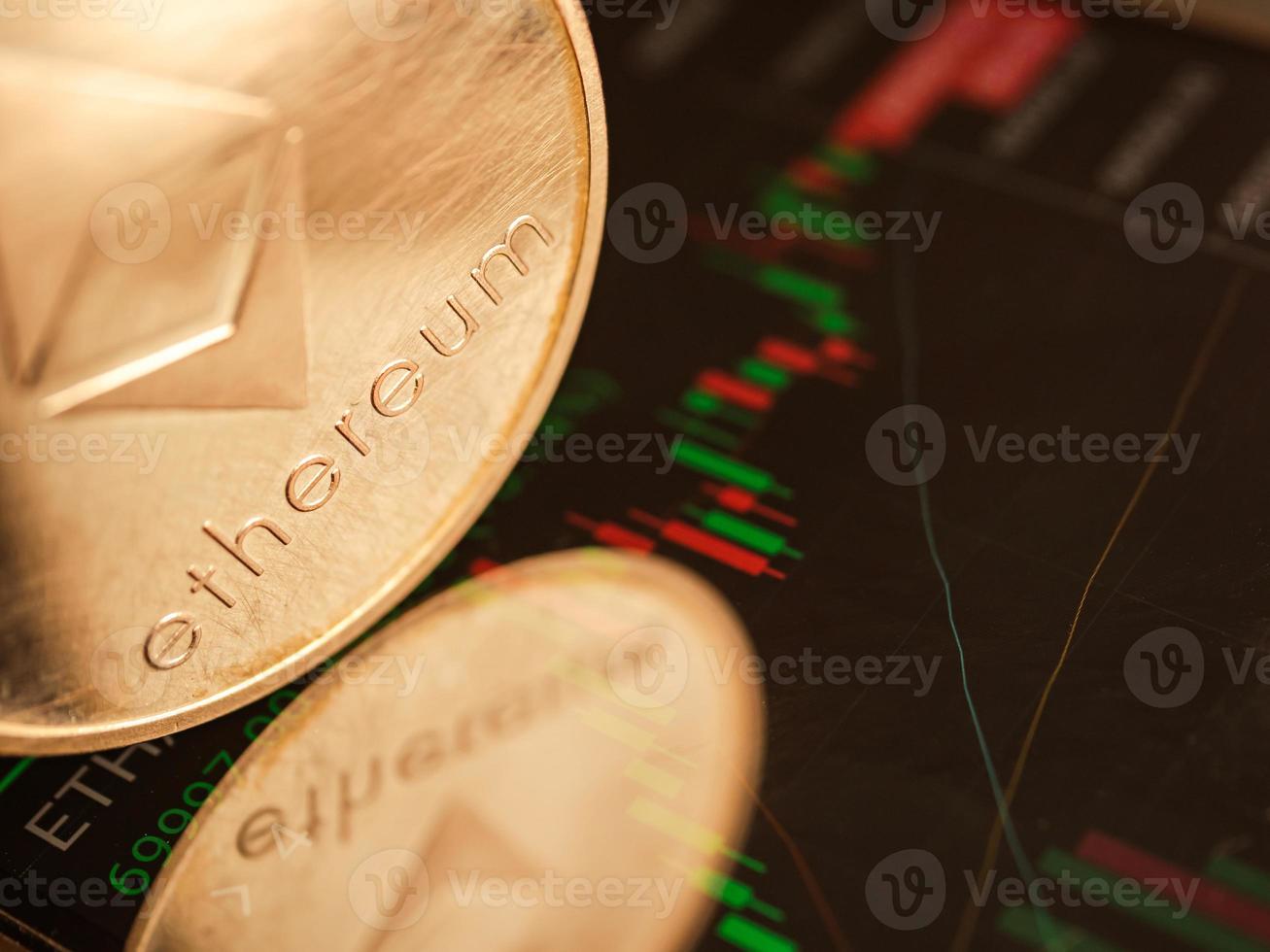 moneta ethereum con sfondo grafico azionario. concetto di valuta digitale. foto