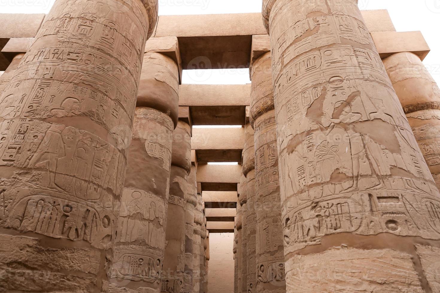 colonne nella sala ipostila del tempio di karnak, luxor, egitto foto