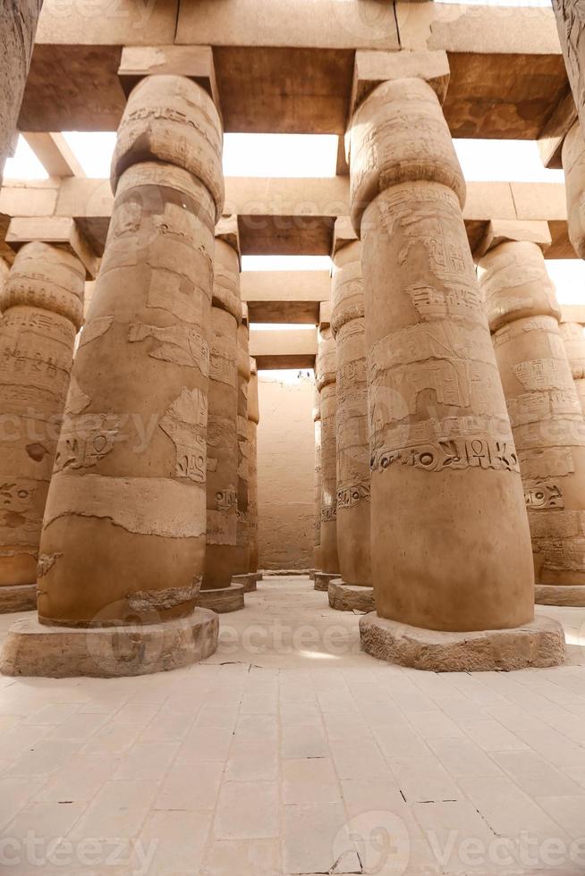 colonne nella sala ipostila del tempio di karnak, luxor, egitto foto