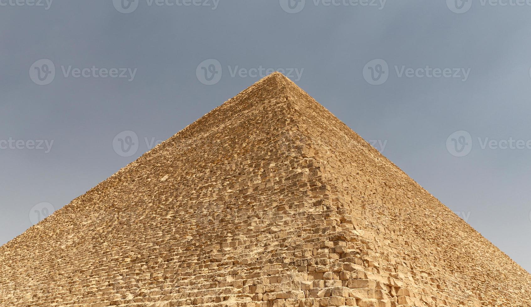 grande piramide di giza nel complesso piramidale di giza, cairo, egitto foto