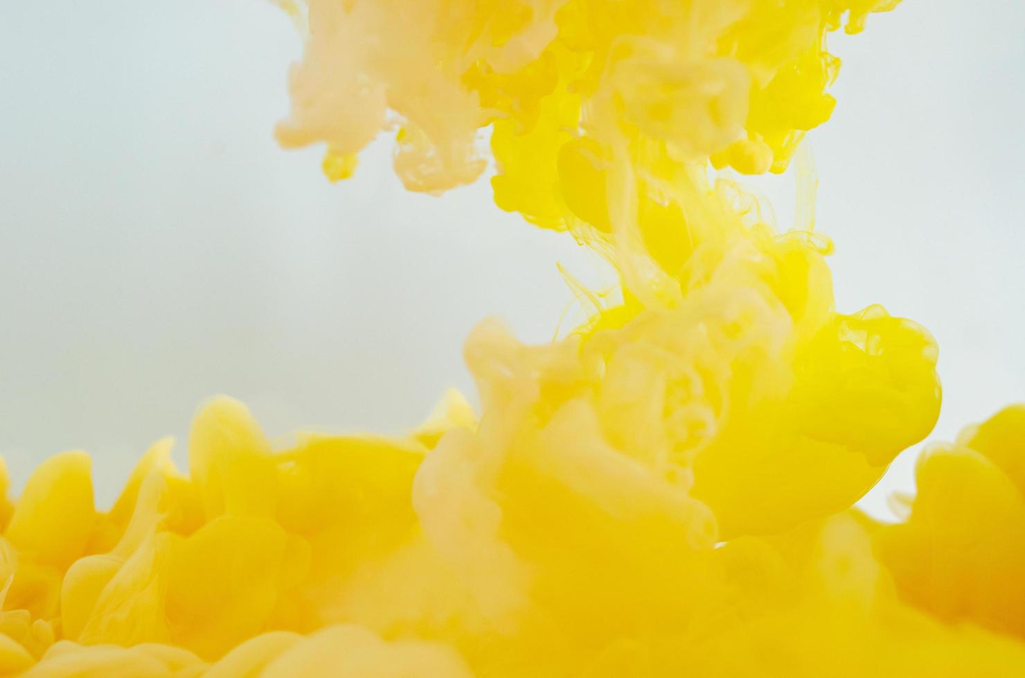 colore del poster giallo sfocato e focalizzato che si dissolve in acqua per il concetto astratto e backgorund. foto