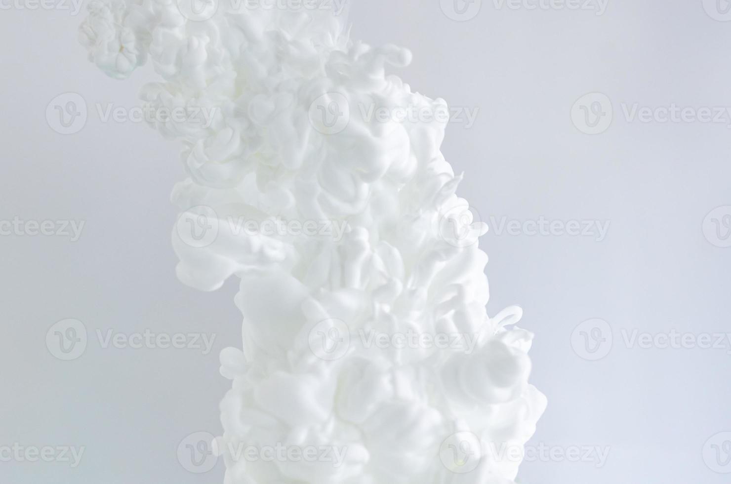 colore del poster bianco sfocato e focalizzato che si dissolve in acqua per il concetto astratto e backgorund. foto