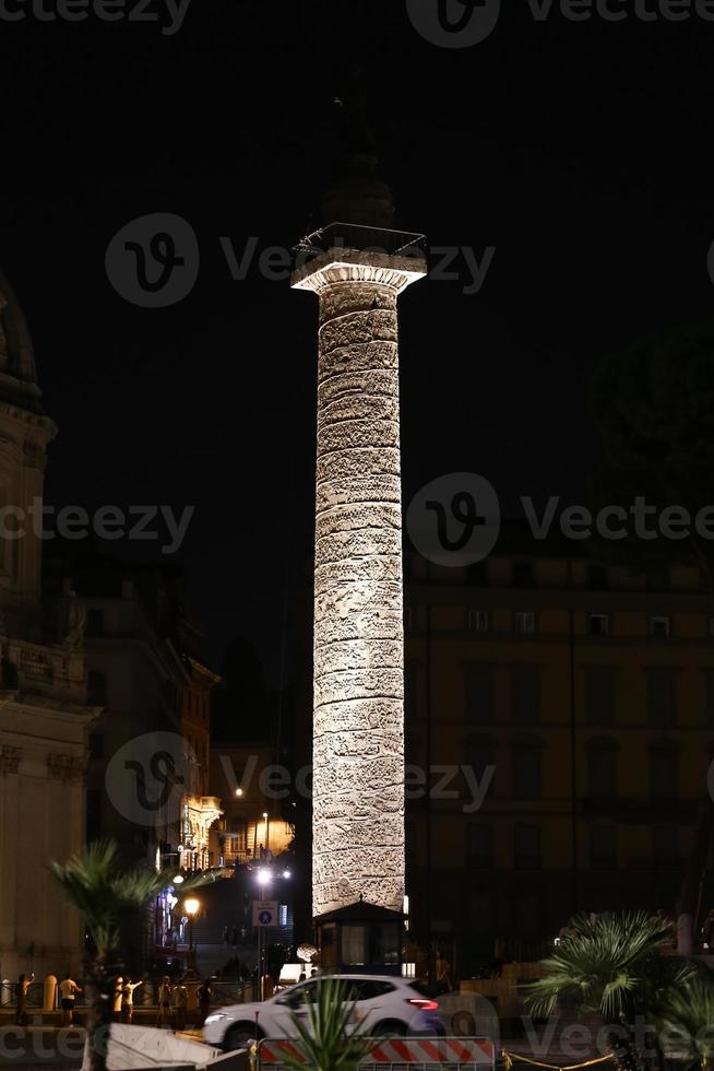 colonna traiana a roma, italia foto