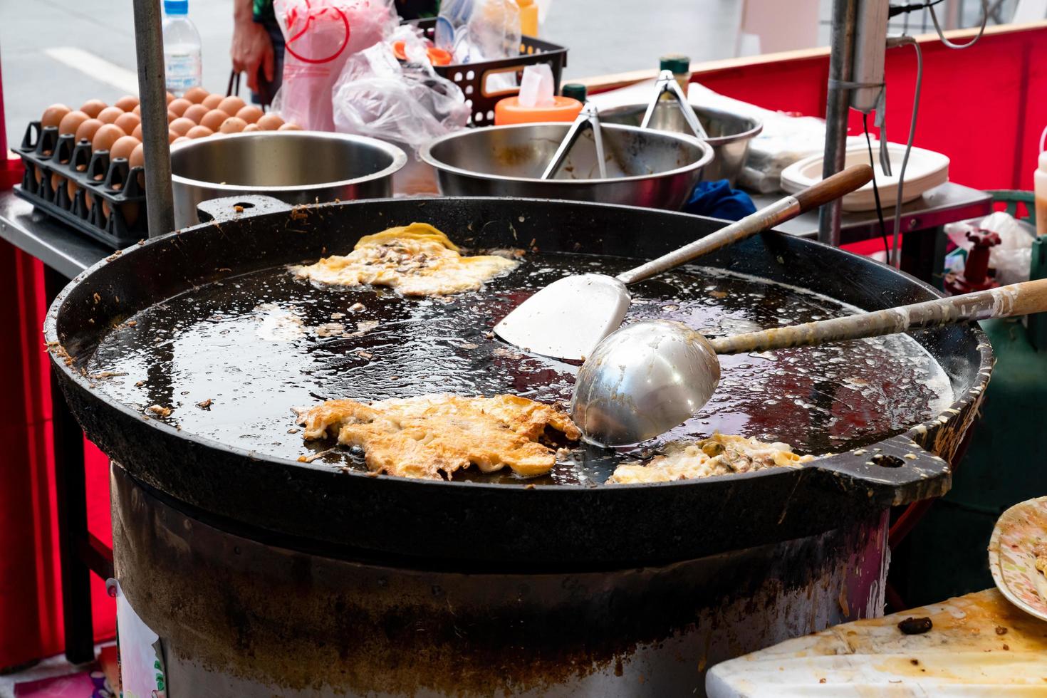 frittata di ostriche tailandese o hoy tod sul mercato del cibo di strada foto