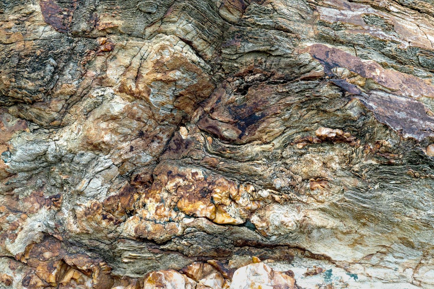 fondo marrone della roccia ignea del primo piano foto