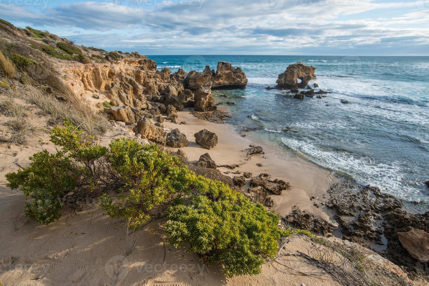 il paesaggio costiero della spiaggia posteriore di Blairgowrie della penisola di Mornington nello stato di Victoria in Australia. foto