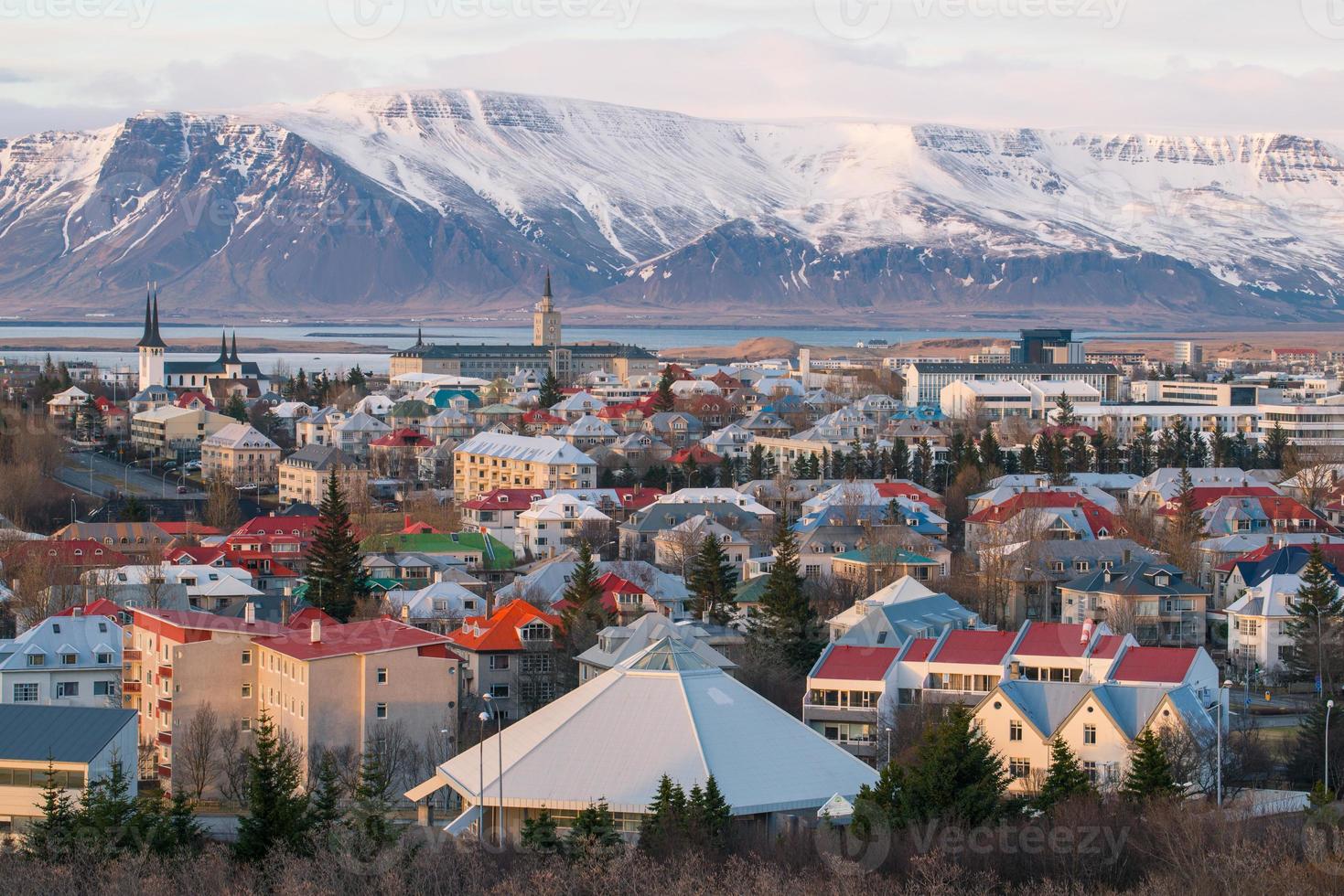 reykjavik la capitale dell'Islanda in serata. reykjavik è una delle città più dinamiche e interessanti d'Europa. foto