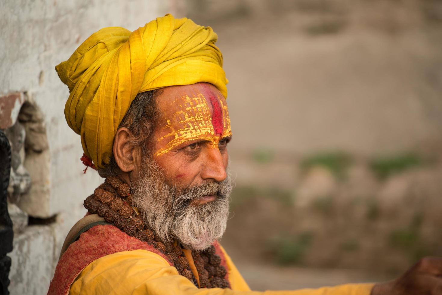 kathmandu, nepal - 17 aprile 2016 - sadhu yogi o santone nel tempio di pashupatinath i siti del patrimonio mondiale a kathmandu, le capitali del nepal. foto