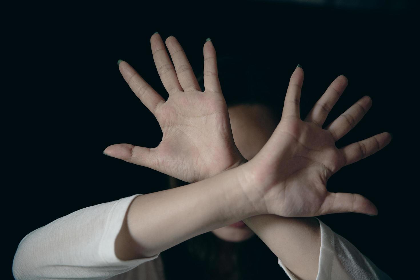 le donne alzano il palmo della mano, fermano la violenza e gli abusi sessuali contro le donne foto