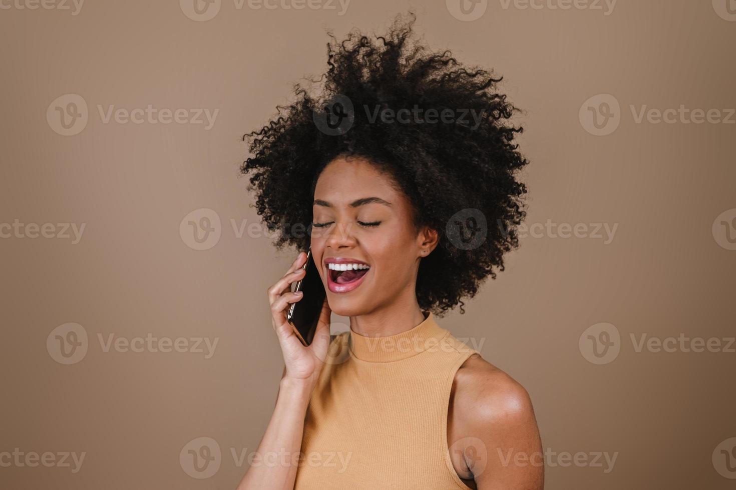 bella ragazza latina usando il suo telefono cellulare. foto