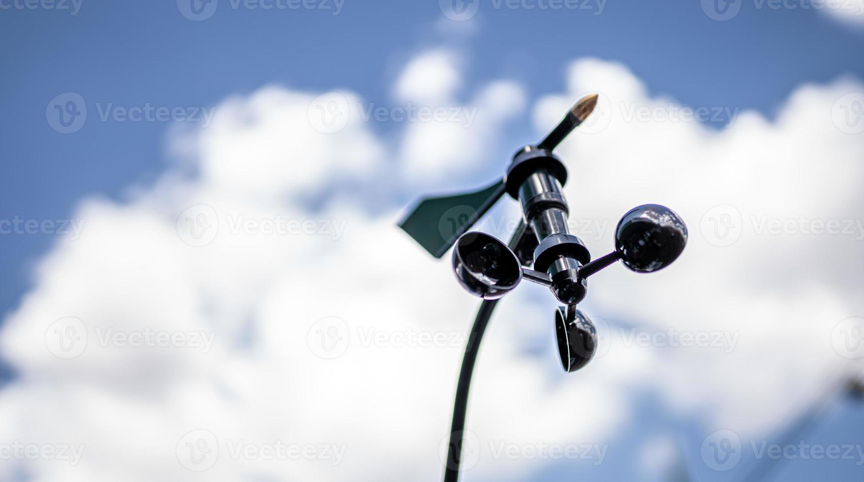 stazione meteorologica per la misurazione della velocità del vento. anemometro sul cielo blu. attrezzature per l'agricoltura di precisione. foto