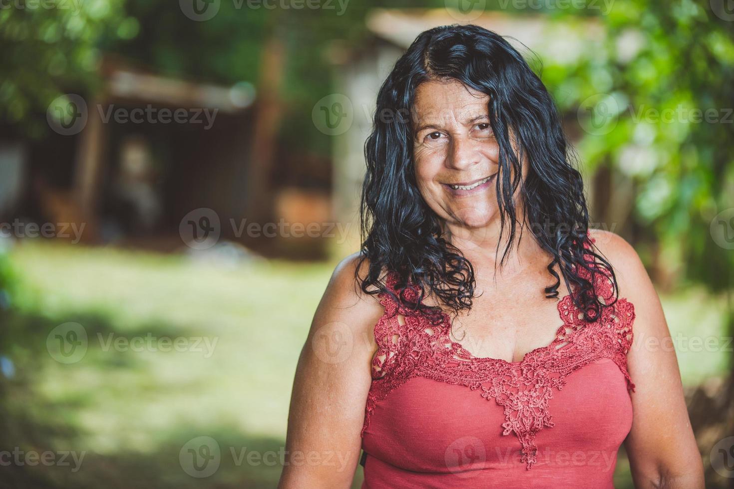 ritratto di sorridente bella mezza età. maturo. contadina più anziana. donna alla fattoria in un giorno d'estate. attività di giardinaggio. donna brasiliana. foto