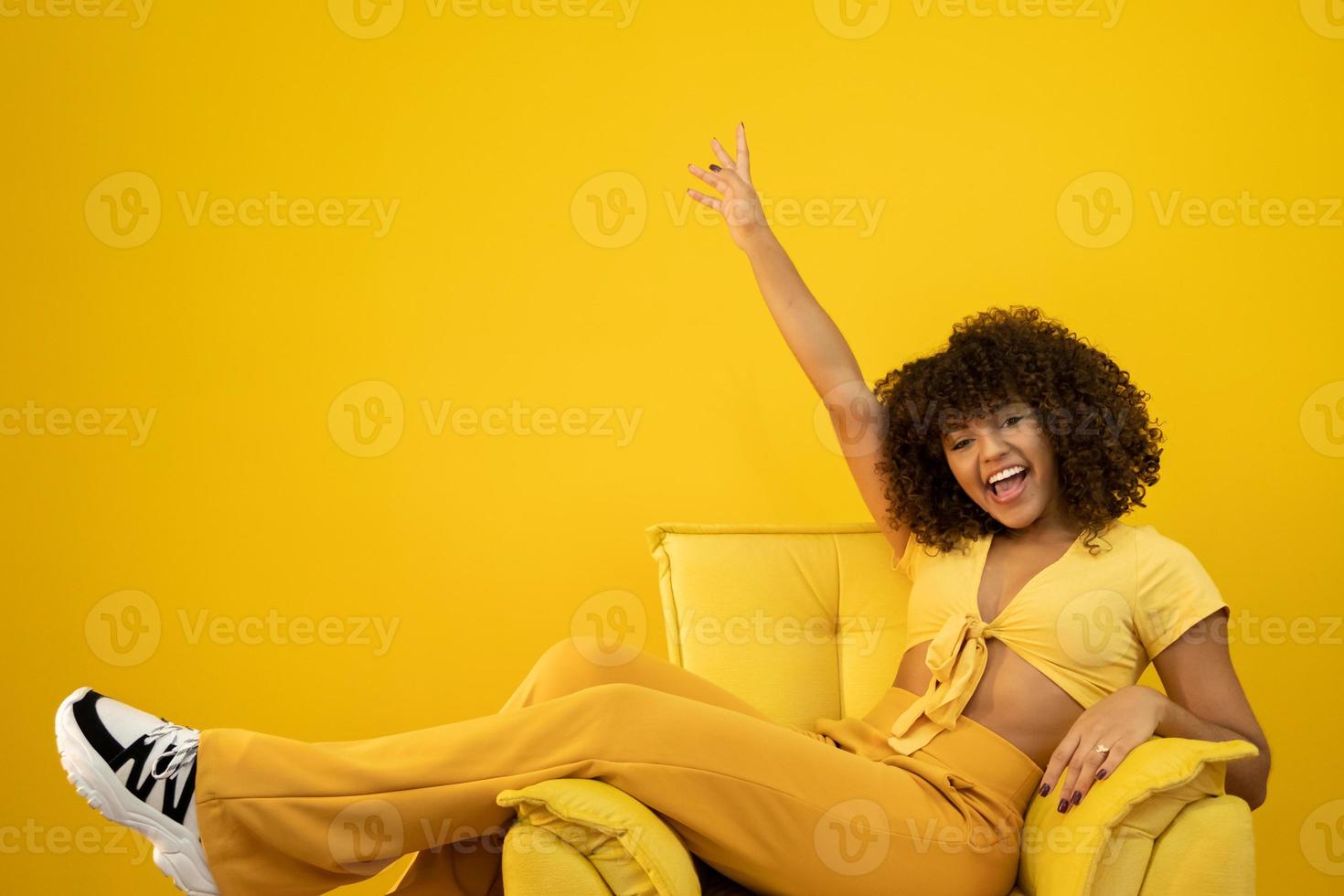 donna in abito giallo foto