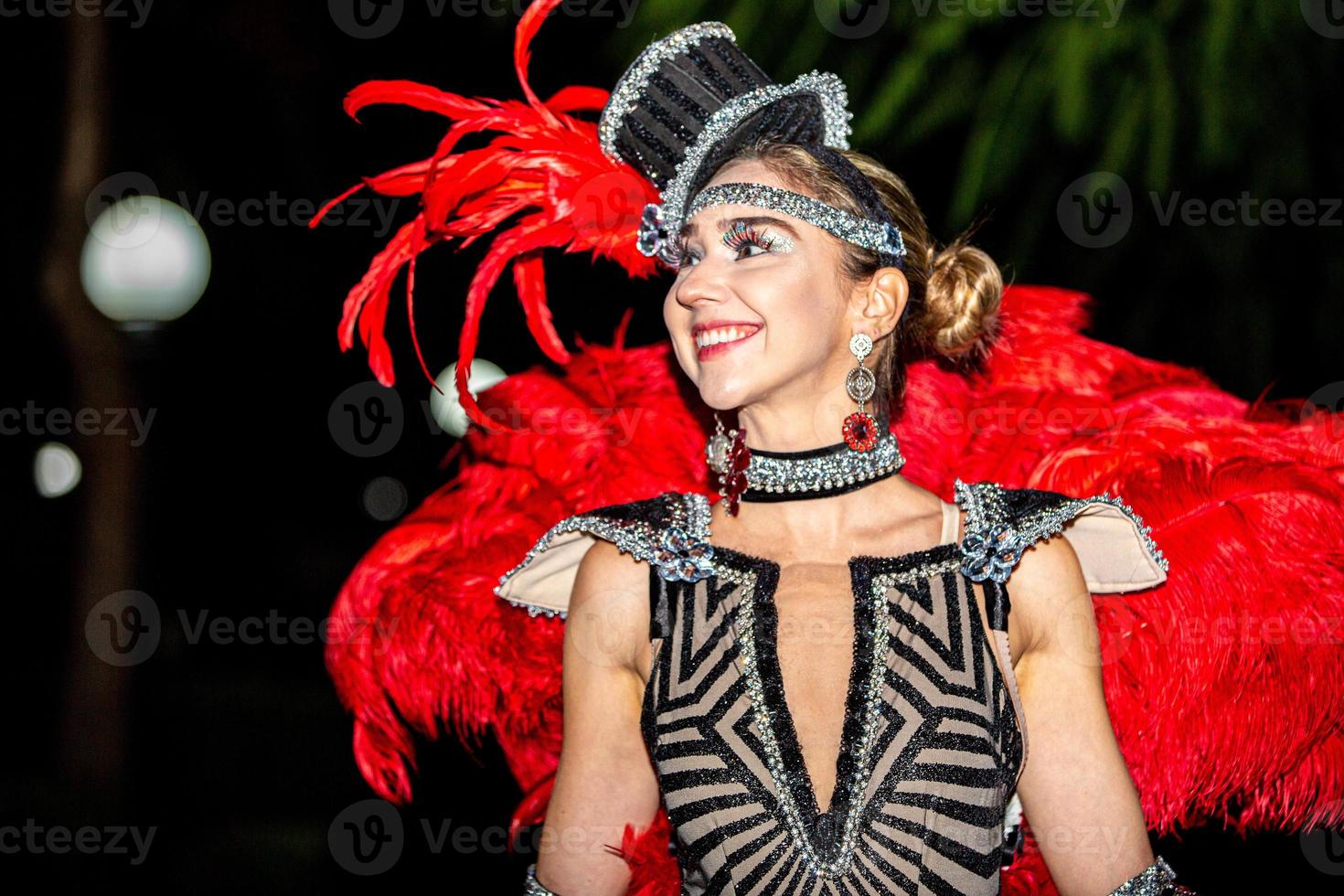 brasiliano che indossa un costume da samba. bella donna brasiliana che indossa un costume colorato e sorridente durante la parata di strada di carnevale in brasile. foto