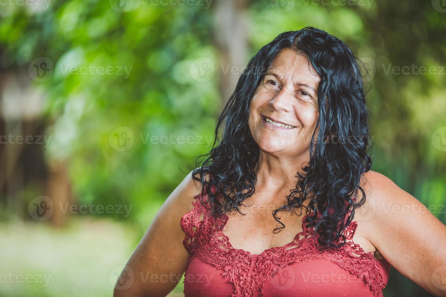 ritratto di sorridente bella mezza età. maturo. contadina più anziana. donna alla fattoria in un giorno d'estate. attività di giardinaggio. donna brasiliana. foto