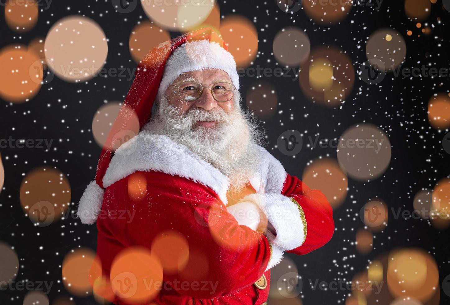 tradizioni del periodo natalizio. Babbo Natale durante la tempesta di neve. foto