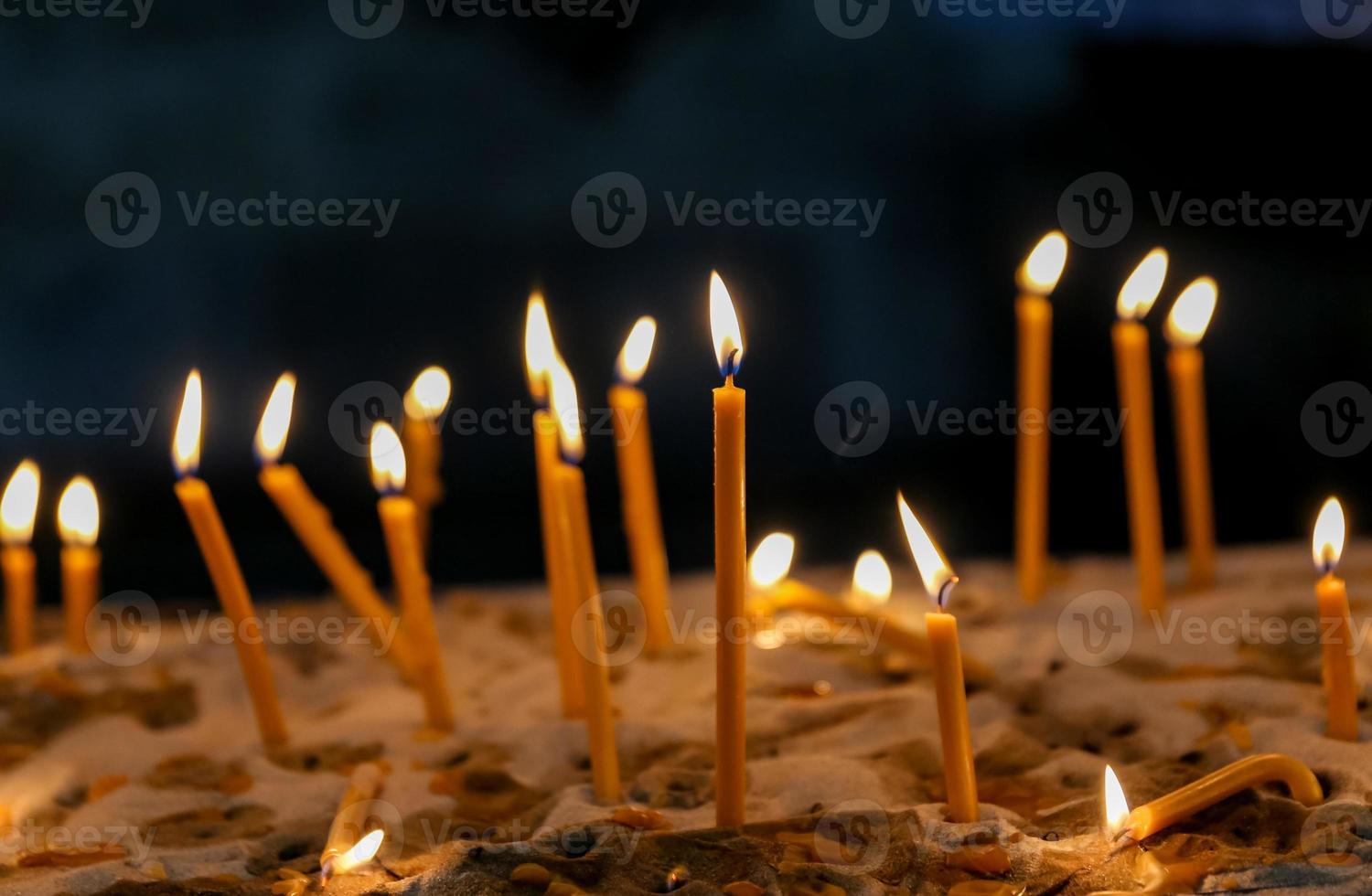 candela di preghiera in una chiesa foto