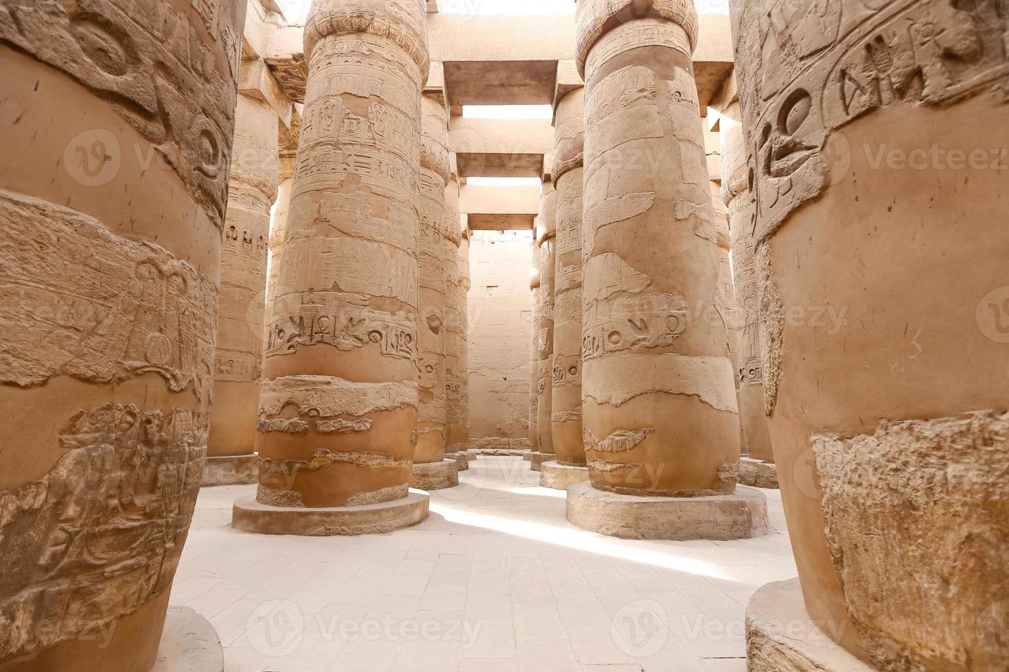 colonne nella sala ipostila del tempio di karnak, luxor, egitto foto