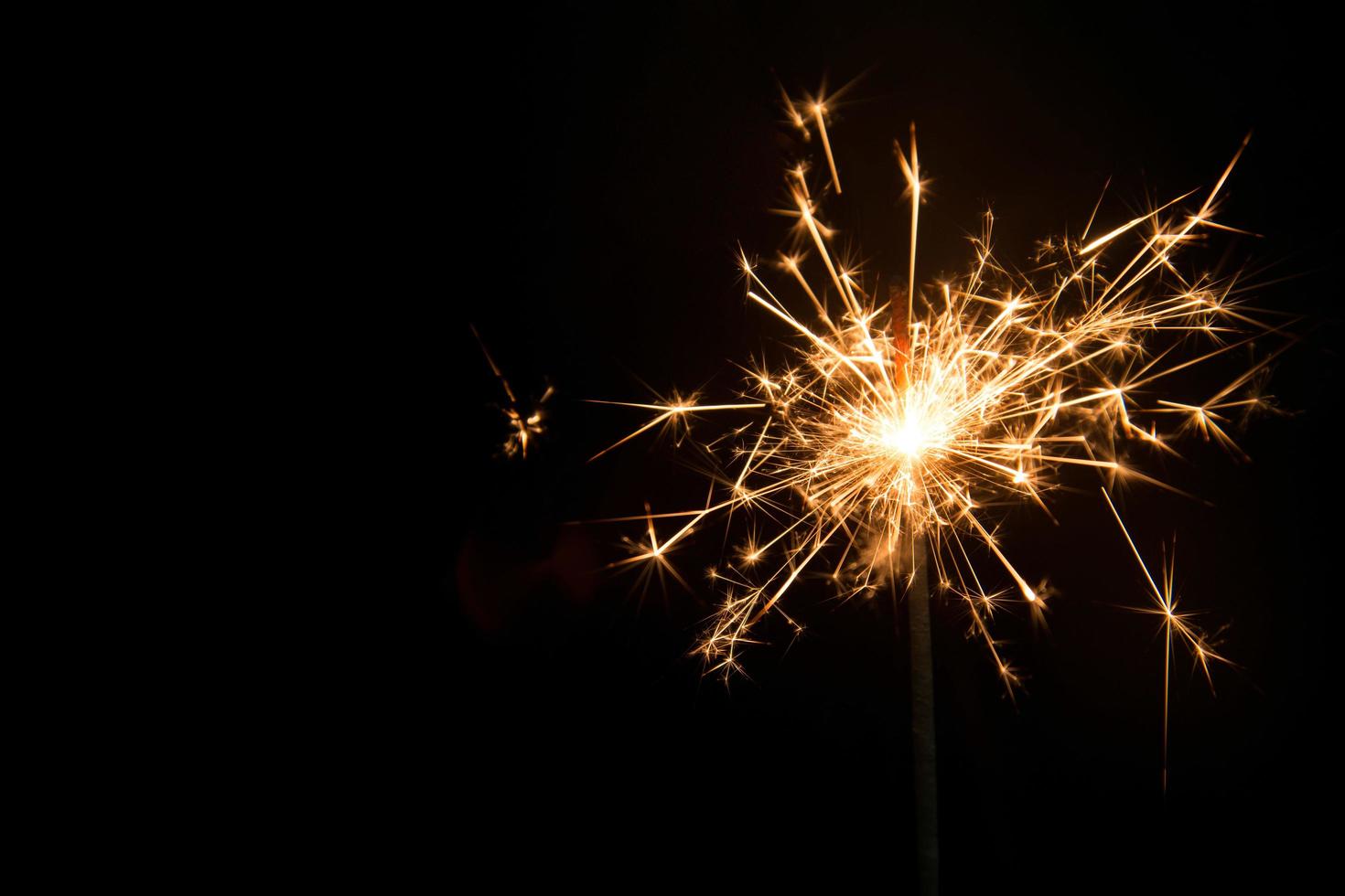 scintillante festa di capodanno su sfondo nero foto