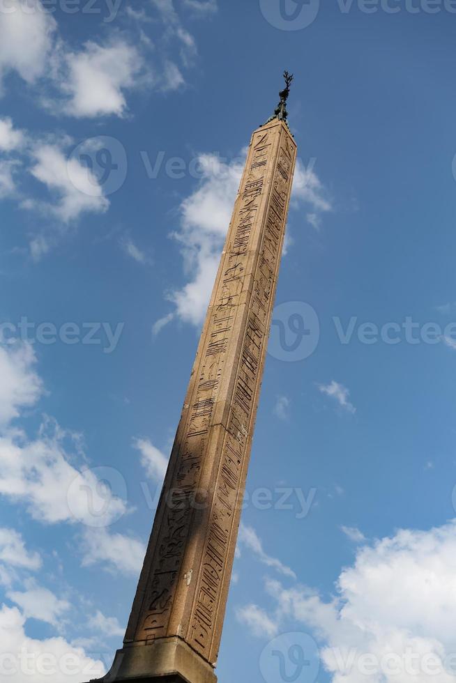 obelisco egizio in piazza navona, roma, italia foto