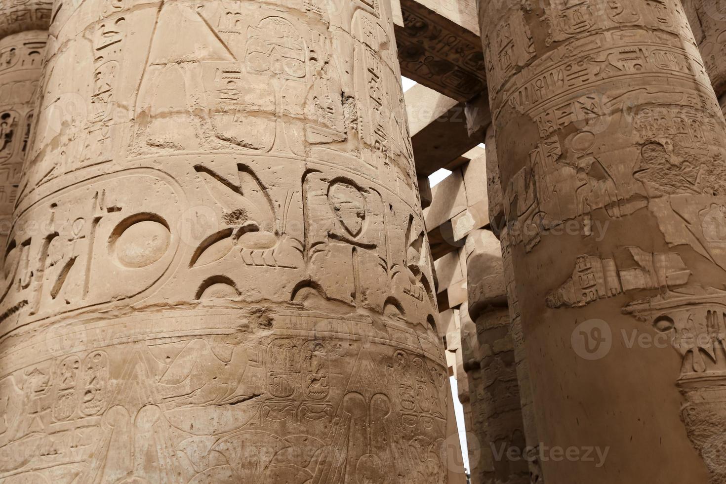 colonne nella sala ipostila del tempio di karnak, luxor, egitto foto