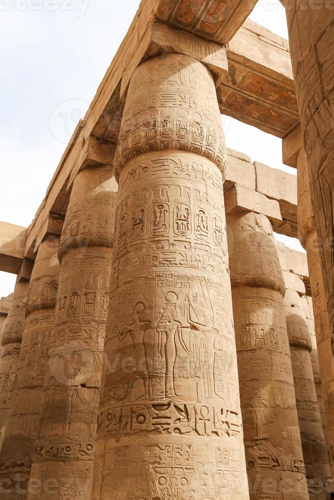 colonne nella sala ipostila del tempio di karnak, luxor, egitto foto