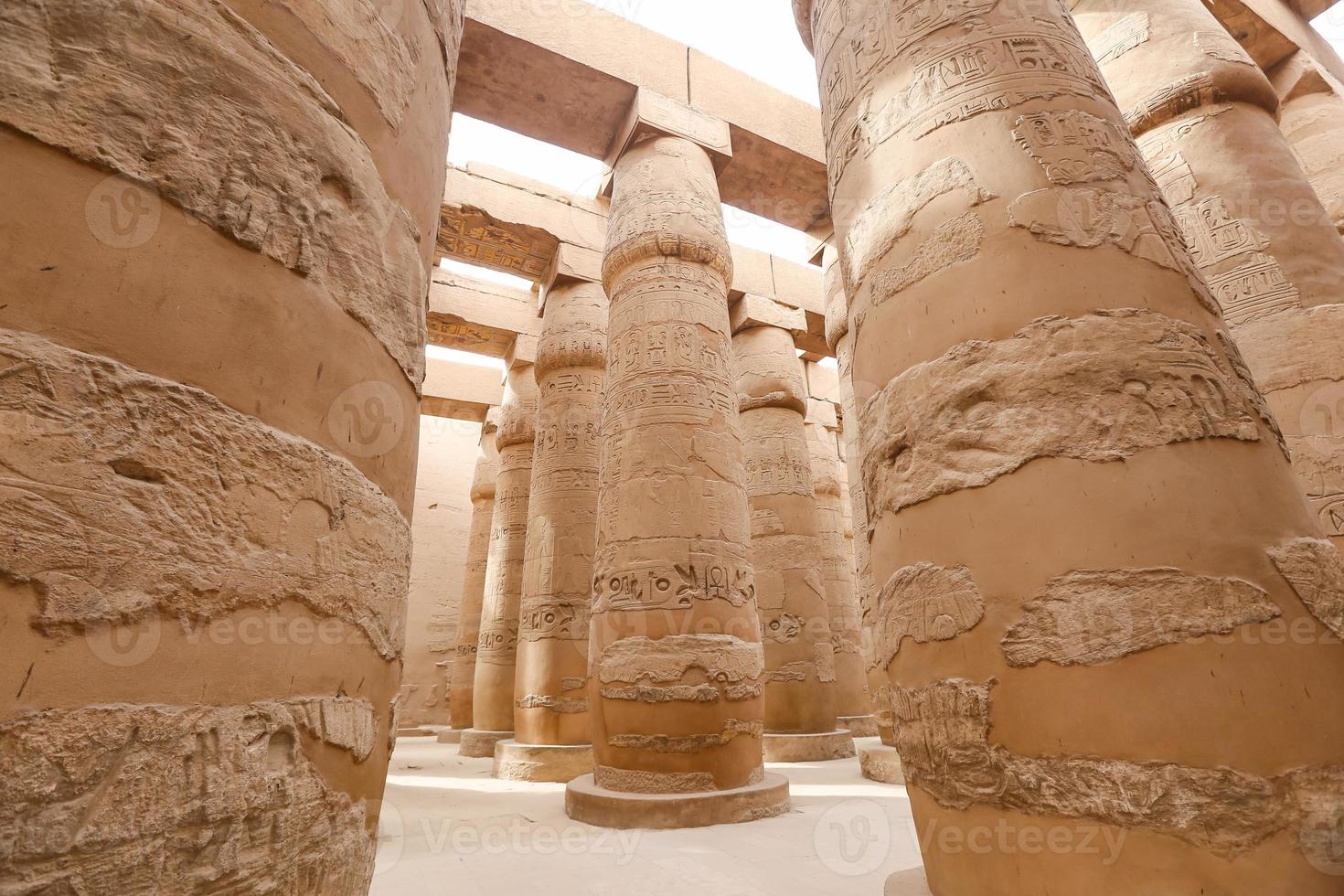 colonne nella sala ipostila del tempio di karnak, luxor, egitto foto