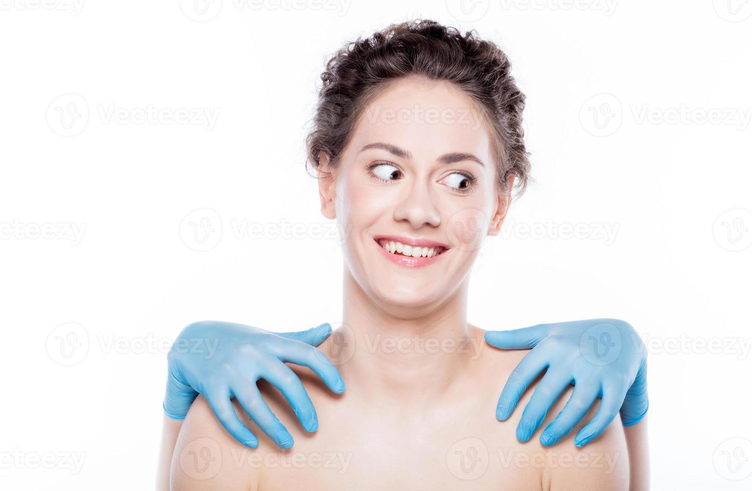 giovane donna afferrata dalle mani con guanti di lattice. foto