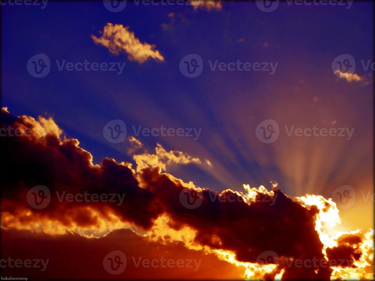 linee del cielo colorate con nuvole sfondo trippy sognare ad occhi aperti foto