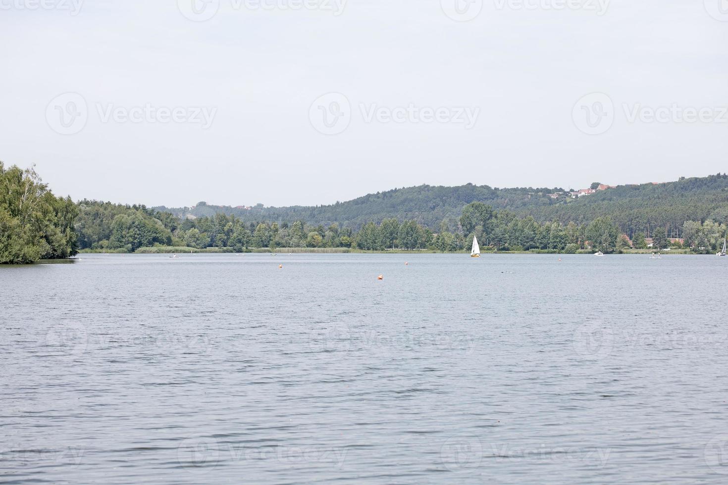 lago con foresta e campeggio estivo tende vacanze sfondo fine art stampe di alta qualità prodotti cinquanta megapixel absberg foto