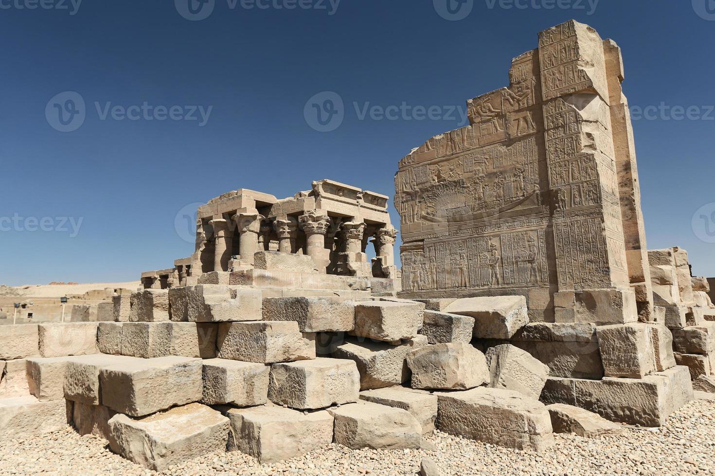 davanti al tempio di kom ombo ad assuan, in egitto foto