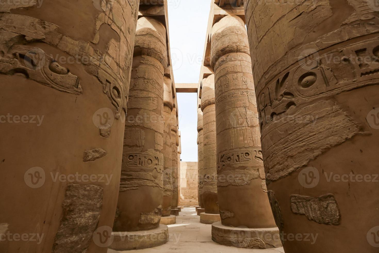 colonne nella sala ipostila del tempio di karnak, luxor, egitto foto