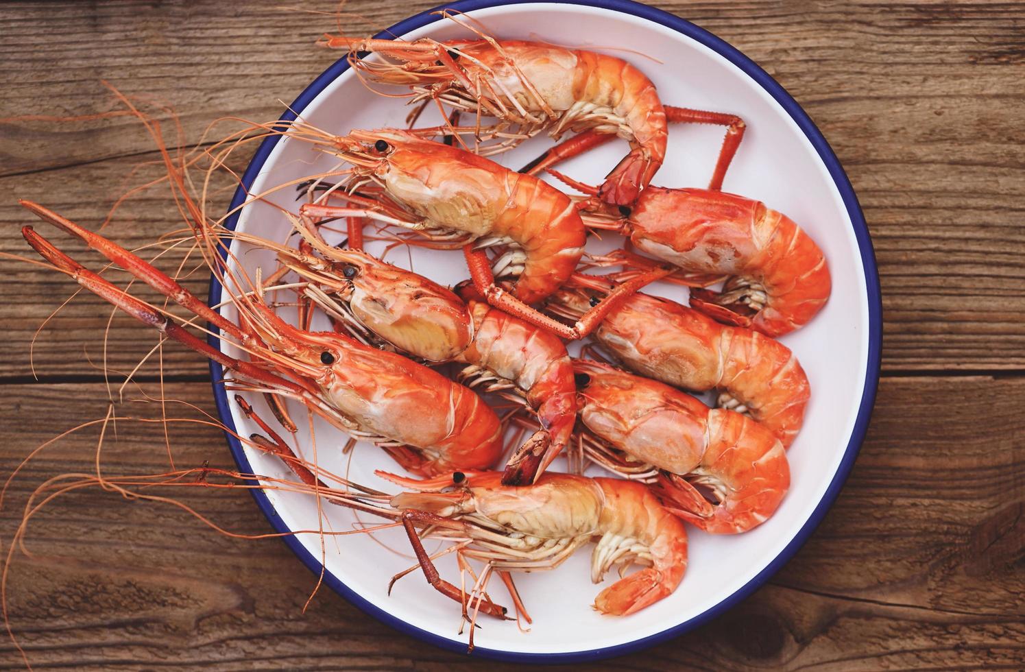 gamberetti gamberetti serviti su una tavola di cibo piatto di frutti di mare gamberetti freschi che cucinano su sfondo bianco piatto, gamberetti al forno - vista dall'alto foto