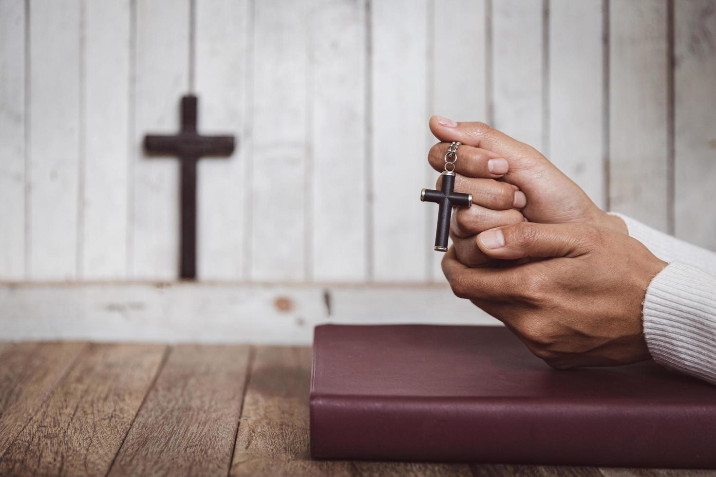 mano di donna mentre prega per la religione cristiana, donna casual che prega con le mani unite per pensare a un dio amorevole, lodiamo dio. foto