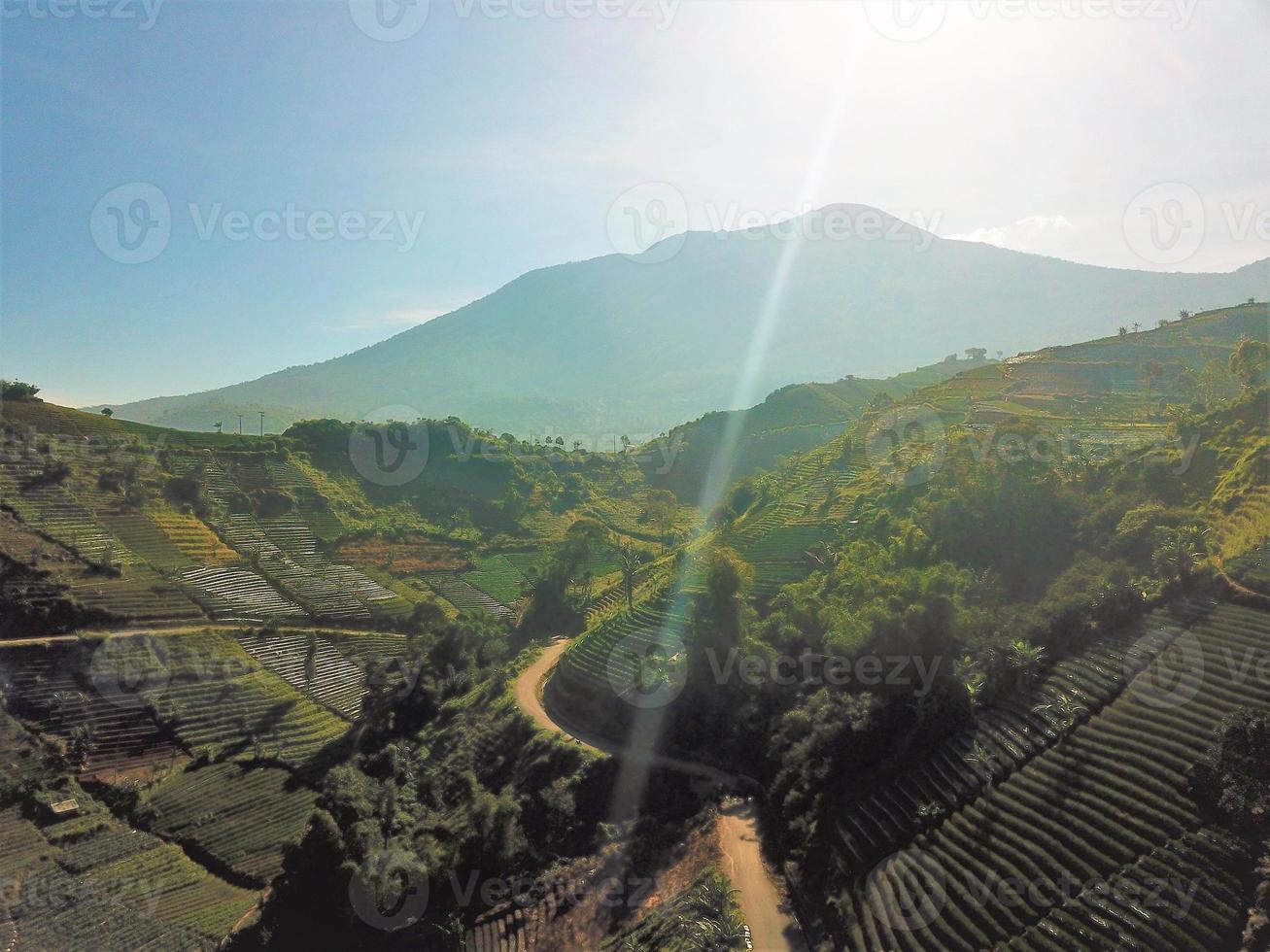 bella veduta aerea delle colline agricole e turistiche, terasering panyaweuyan-majalengka, indonesia. foto