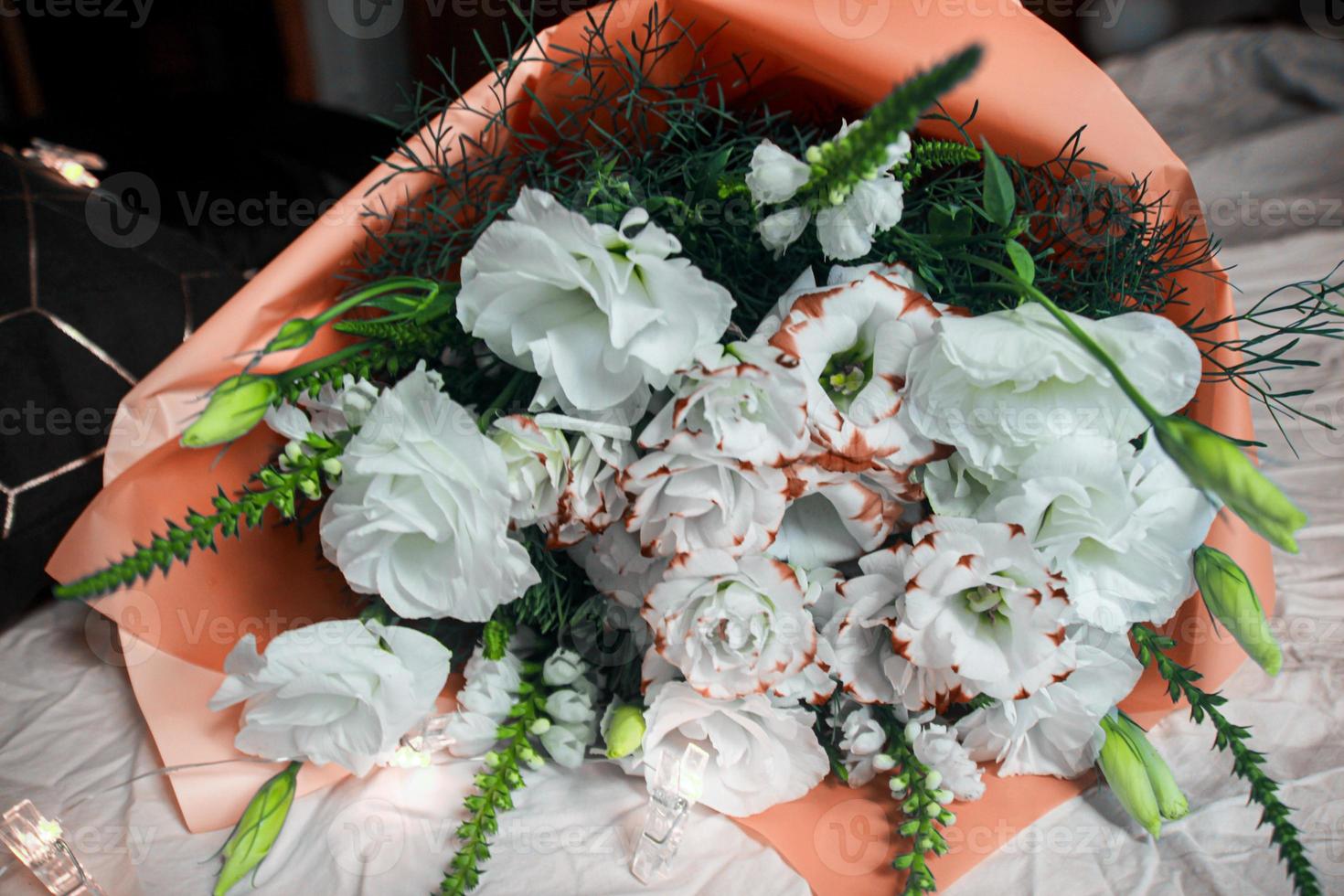 bouquet di fiori bianco festivo su sfondo scuro, ghirlanda, bouquet di colore rosa foto