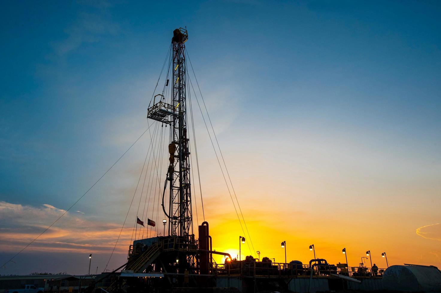 tramonto della piattaforma petrolifera foto