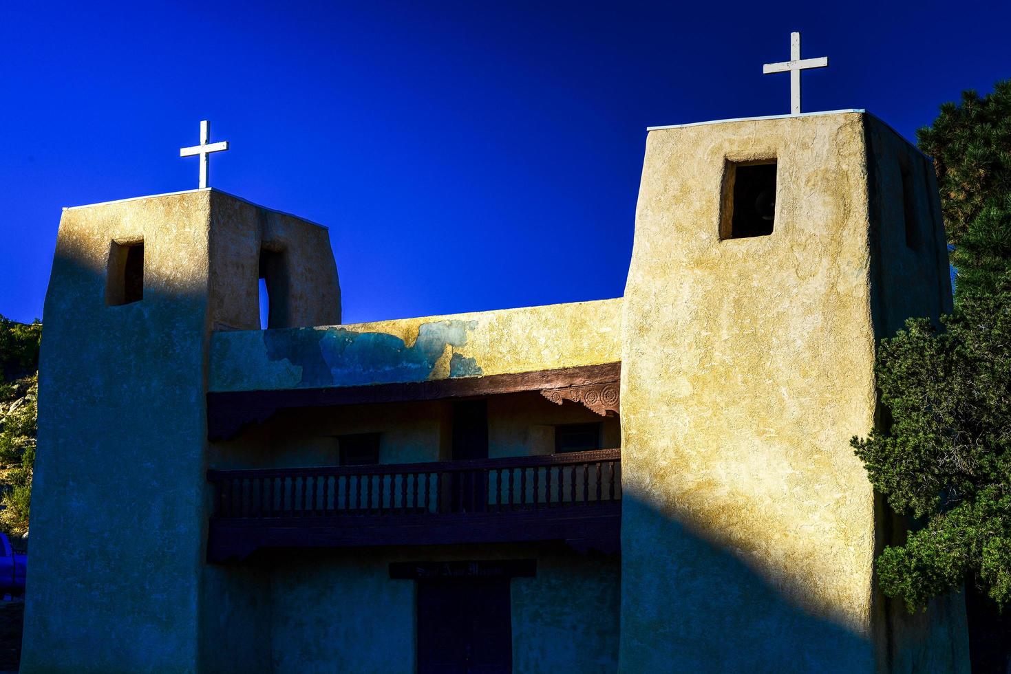 chiesa del pueblo vicino ad albuquerque, nel nuovo messico foto