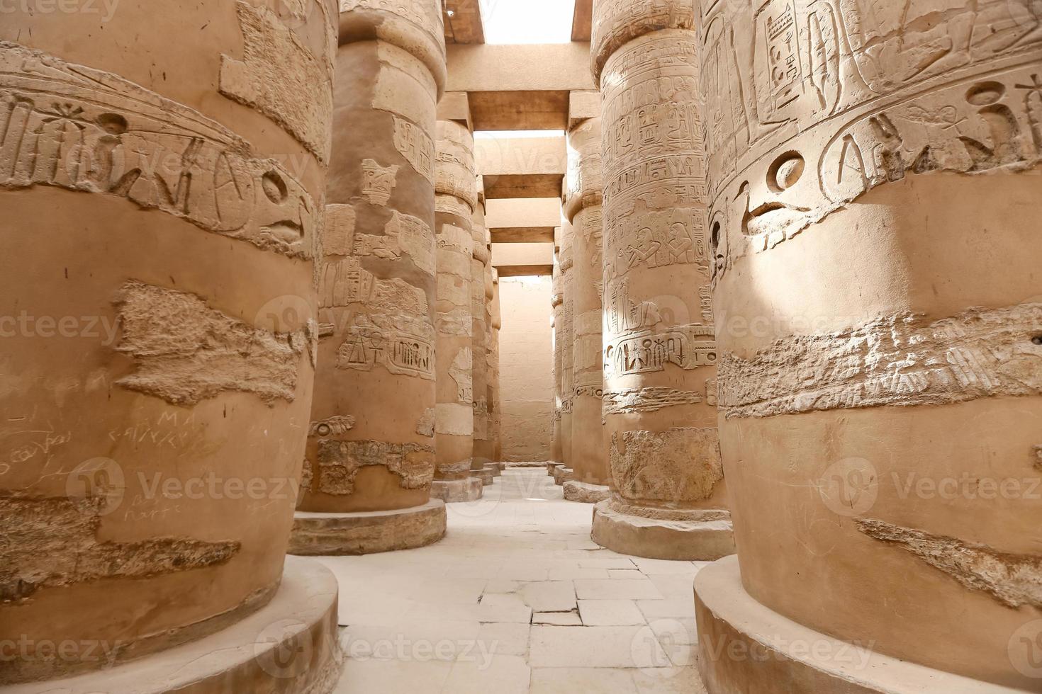 colonne nella sala ipostila del tempio di karnak, luxor, egitto foto