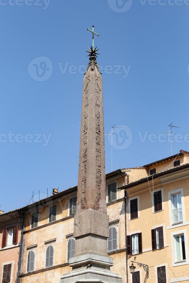obelisco in piazza del pantheon - piazza della rotonda a roma, italia foto