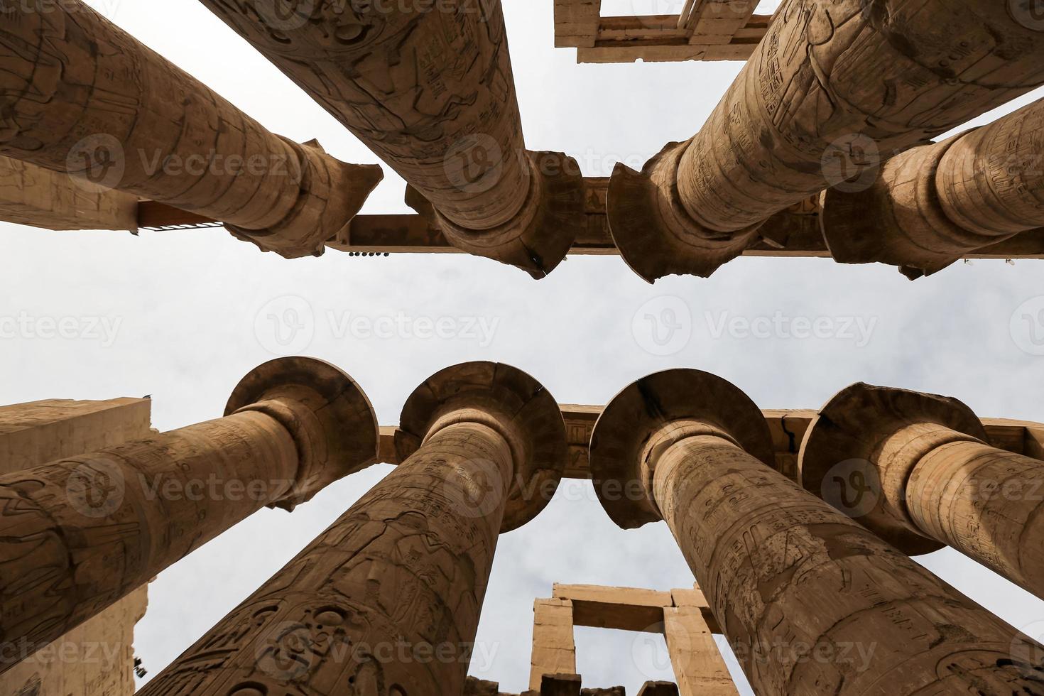 colonne nella sala ipostila del tempio di karnak, luxor, egitto foto