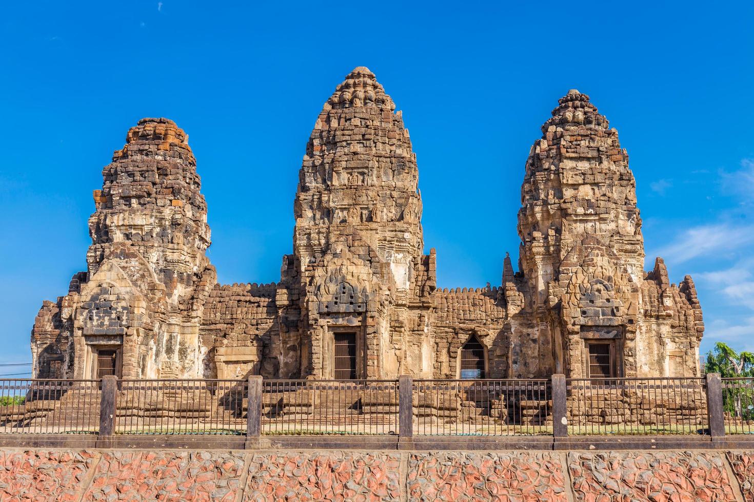 tempio di phra prang sam yot, architettura antica nel centro di lopburi, tailandia foto