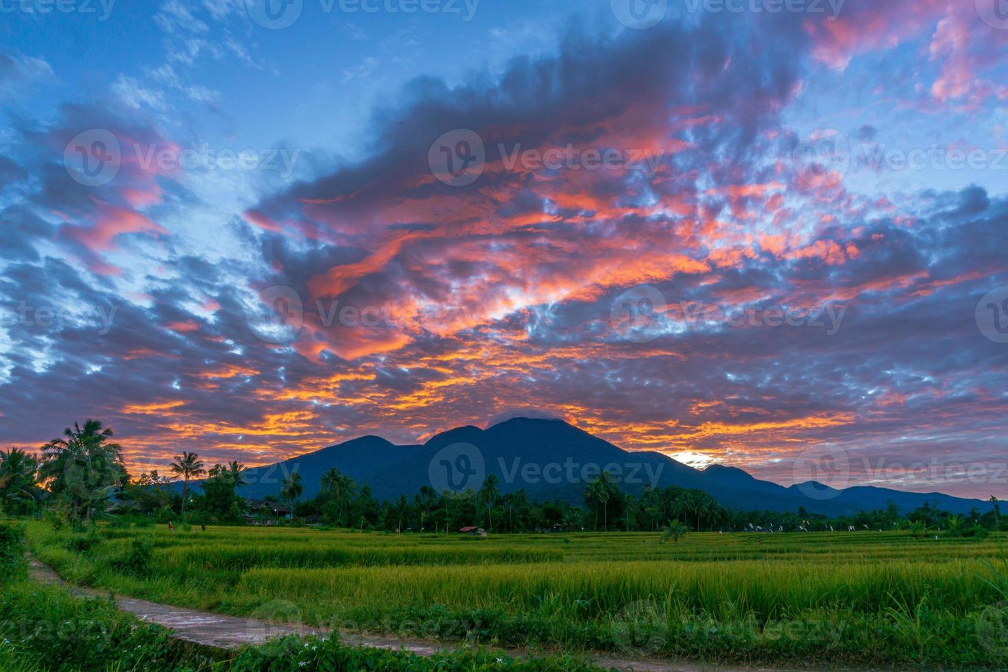 sfondo panoramico del bellissimo scenario naturale dell'Indonesia. scenario di viaggio in indonesia foto