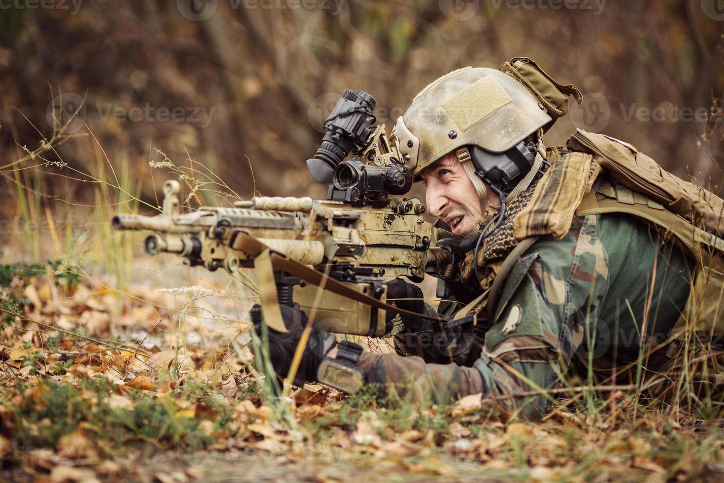 il soldato mira a un bersaglio di armi foto
