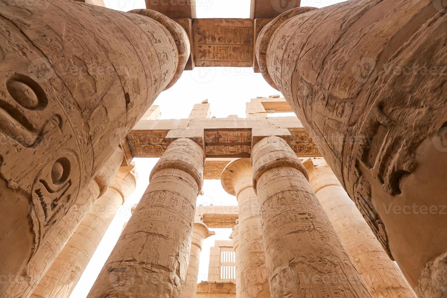 colonne nella sala ipostila del tempio di karnak, luxor, egitto foto