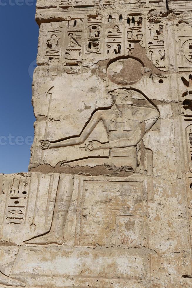 geroglifici egizi nel tempio di medinet habu, luxor, egitto foto