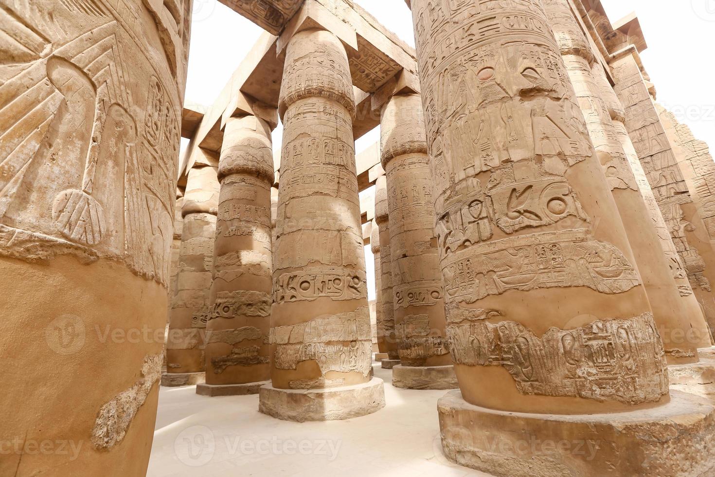 colonne nella sala ipostila del tempio di karnak, luxor, egitto foto