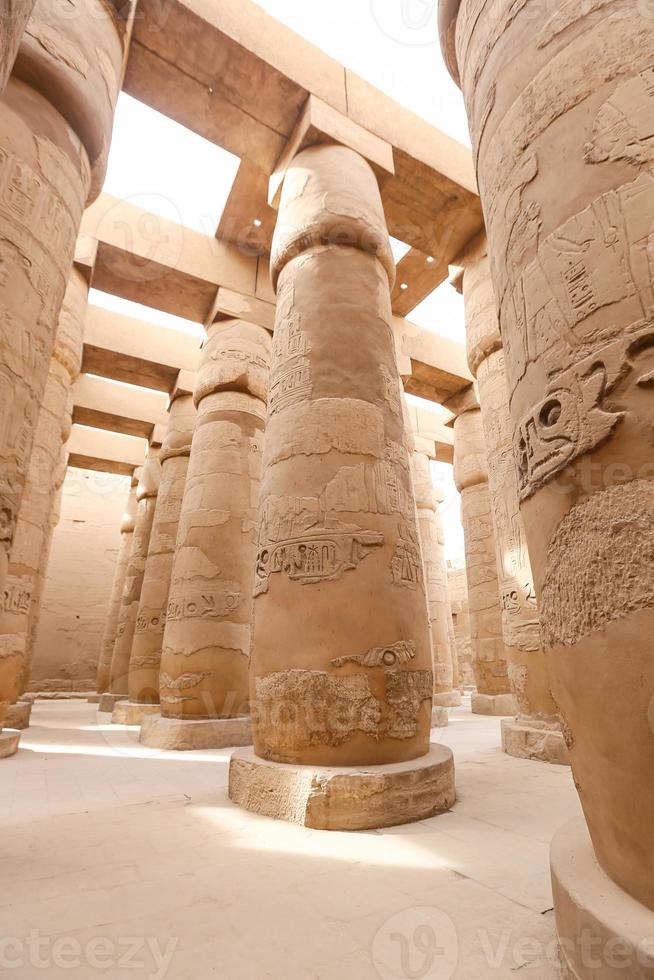 colonne nella sala ipostila del tempio di karnak, luxor, egitto foto